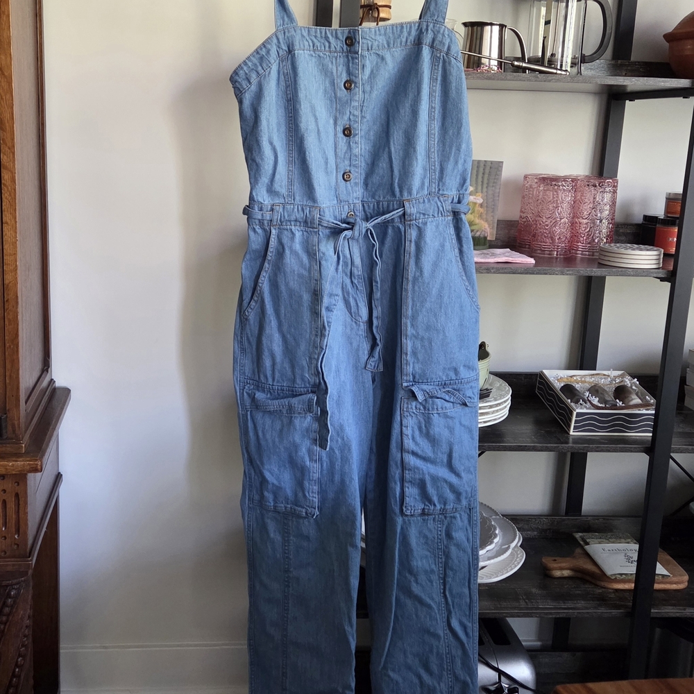 Adorable Sundance Women's Blue Denim Jumpsuit Size 8 Pockets Tie Adjustable